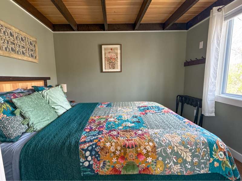 Tiny House bedroom with patchwork quilt